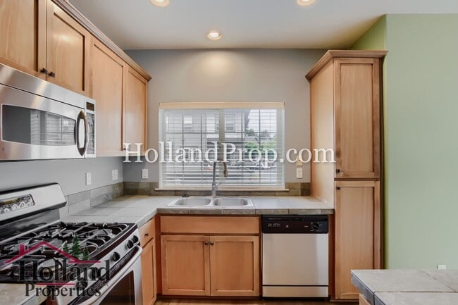 Building Photo - Lovely Condo with 2 primary suites in Hillsboro