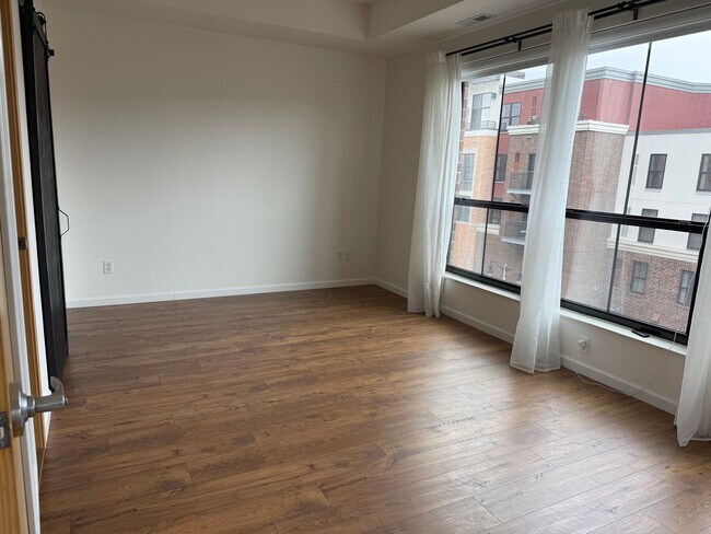Building Photo - Luxury Condo Living in the Heart of Excelsior & Grand - Underground parking -Available NOW!