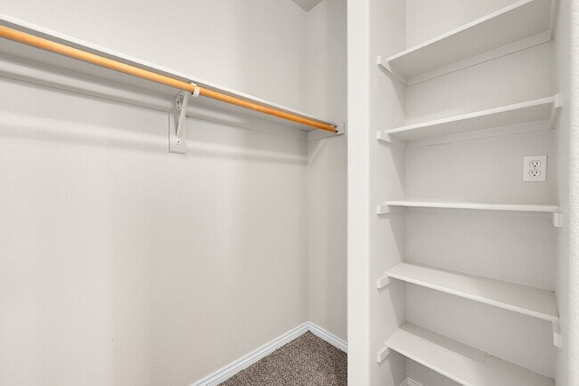 Building Photo - $2,095.00, 3-bed + Bonus room, 2.5 bath, l...