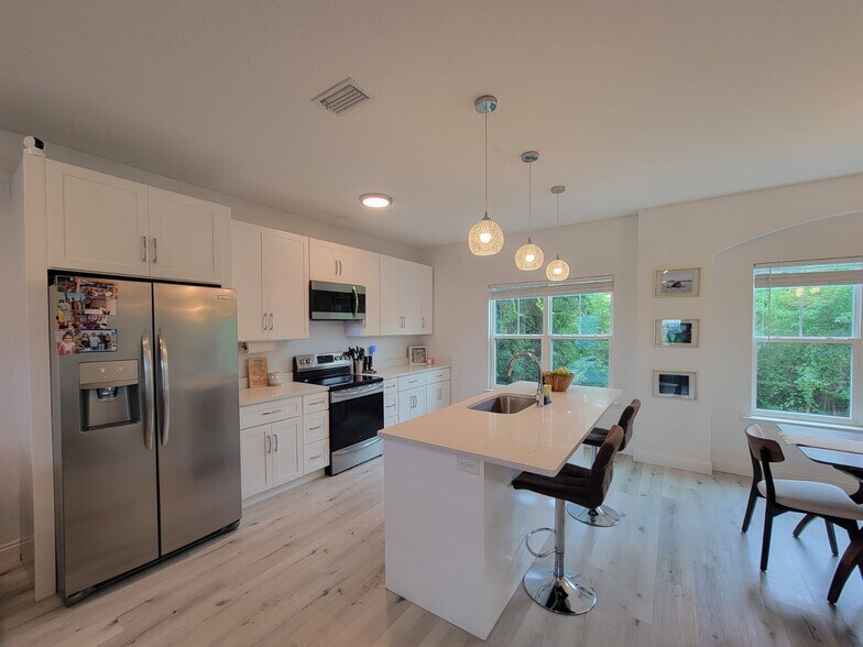 Building Photo - 652 Helen Ave