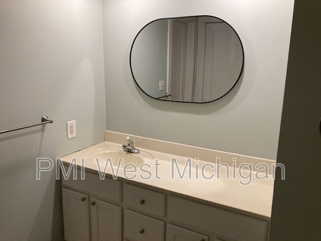 Building Photo - 337 Cedar St NE