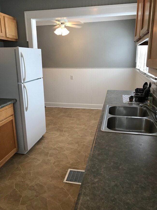 Building Photo - large 3br 2 bath home with full basement &...