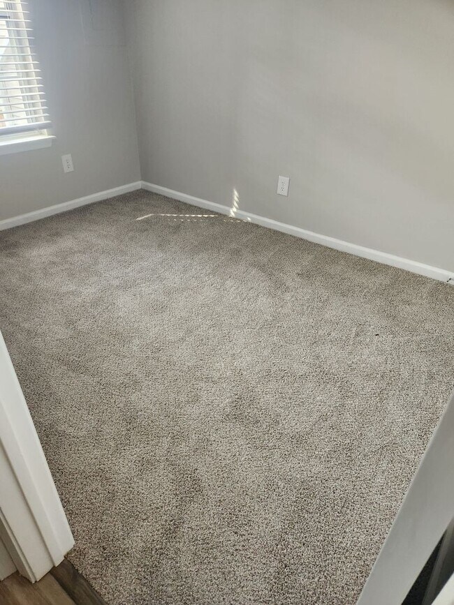 Building Photo - Completely Renovated in 2023 Second Level Condo
