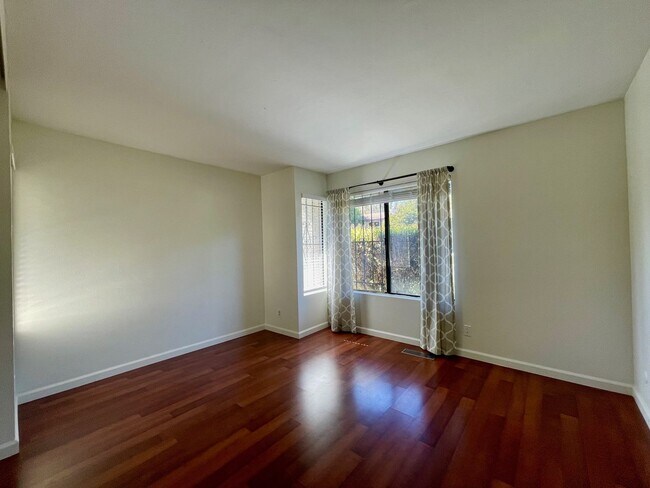 Building Photo - 3 bedroom 2 1/2 bath Townhome with Office ...