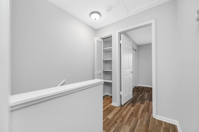 Building Photo - Renovated Seminole Heights Townhome with Laundry Included