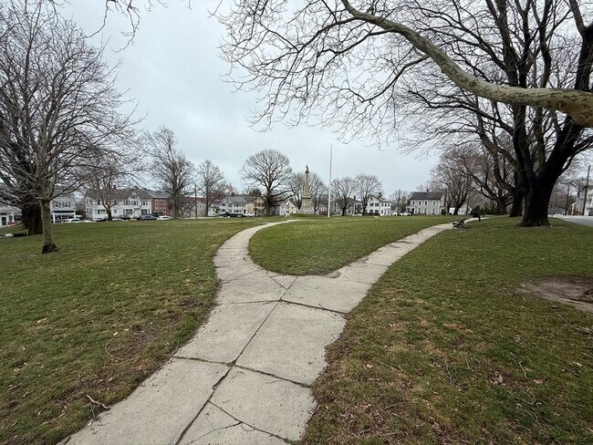 Building Photo - 7 N Green St