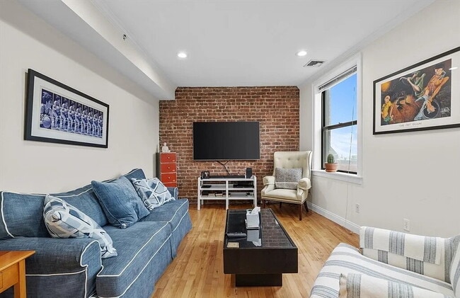 Building Photo - Bright & Spacious Unit with Natural Light