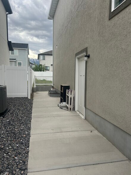 Building Photo - 81 S Keaki Wood