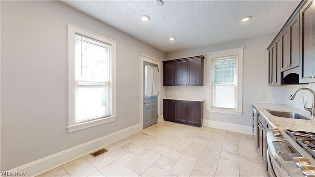 Building Photo - 31 E Case Dr