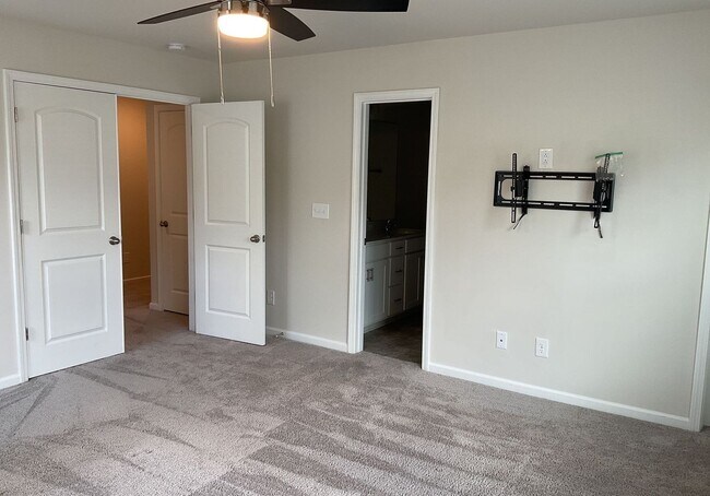 Building Photo - COMING SOON!! Spacious and Modern 3-Bedroo...