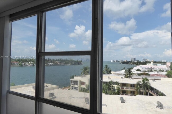 Building Photo - 900 Bay Dr
