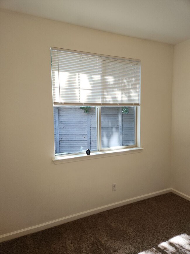 Building Photo - Lovely home with new carpet 3 bedrooms, 2 ...