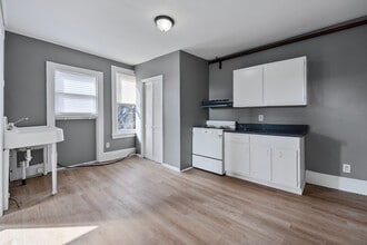 Building Photo - 904 Main St