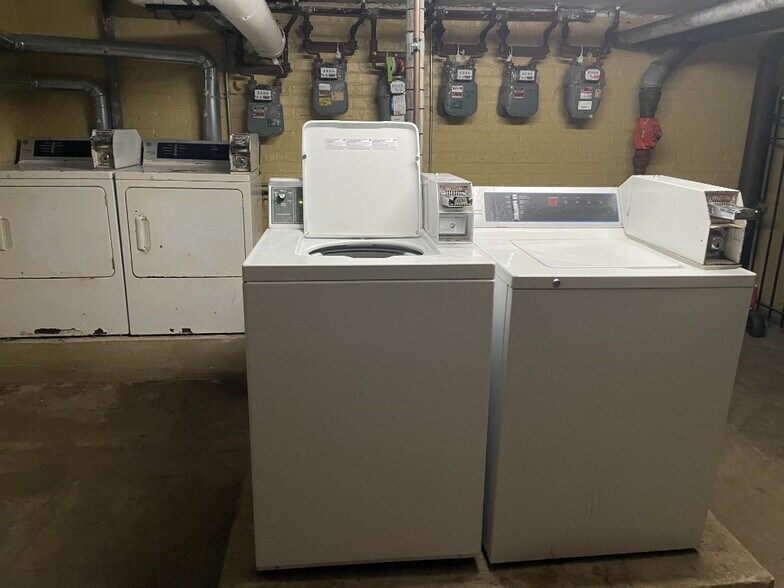 Building Photo - 5039 N Springfield Ave