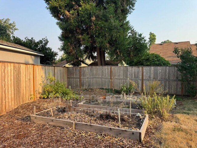 Building Photo - 1440 NW Meadowgreen Pl