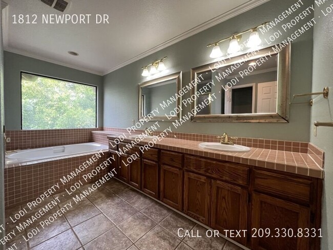 Building Photo - 1812 Newport Dr