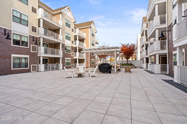 Building Photo - 165 Pavilion Ave