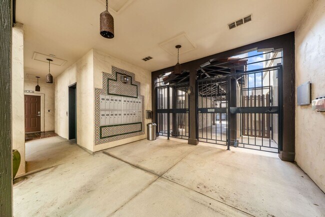 Building Photo - Downtown Luxury Condo with Rooftop Views -...