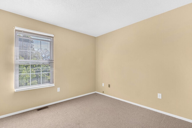 Building Photo - 28 Linwood Ave