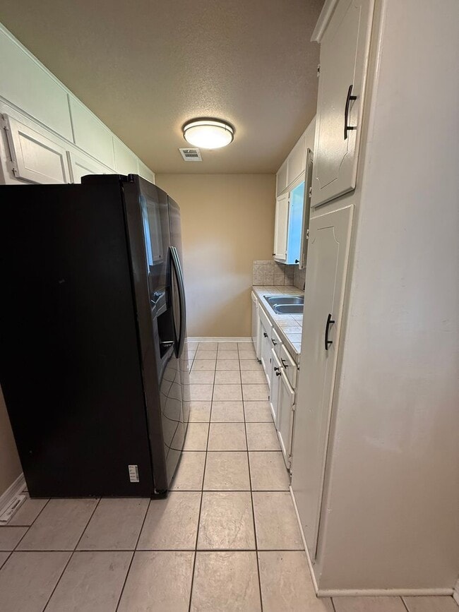 Building Photo - 2 Bed 1 Bath House with Car Port and Fence in Backyard.
