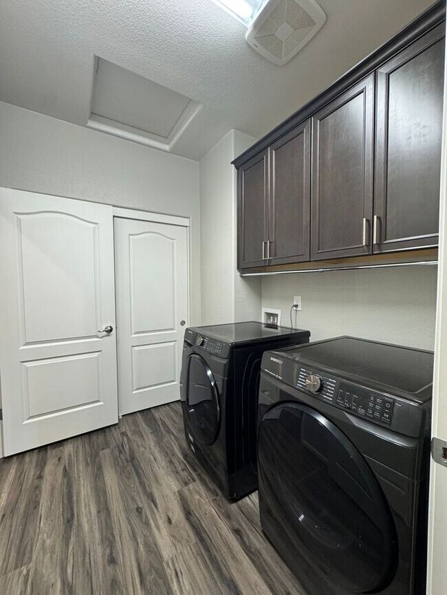 Building Photo - Spacious 4-Bedroom Dayton Home with Split-Bedroom Layout & Modern Finishes