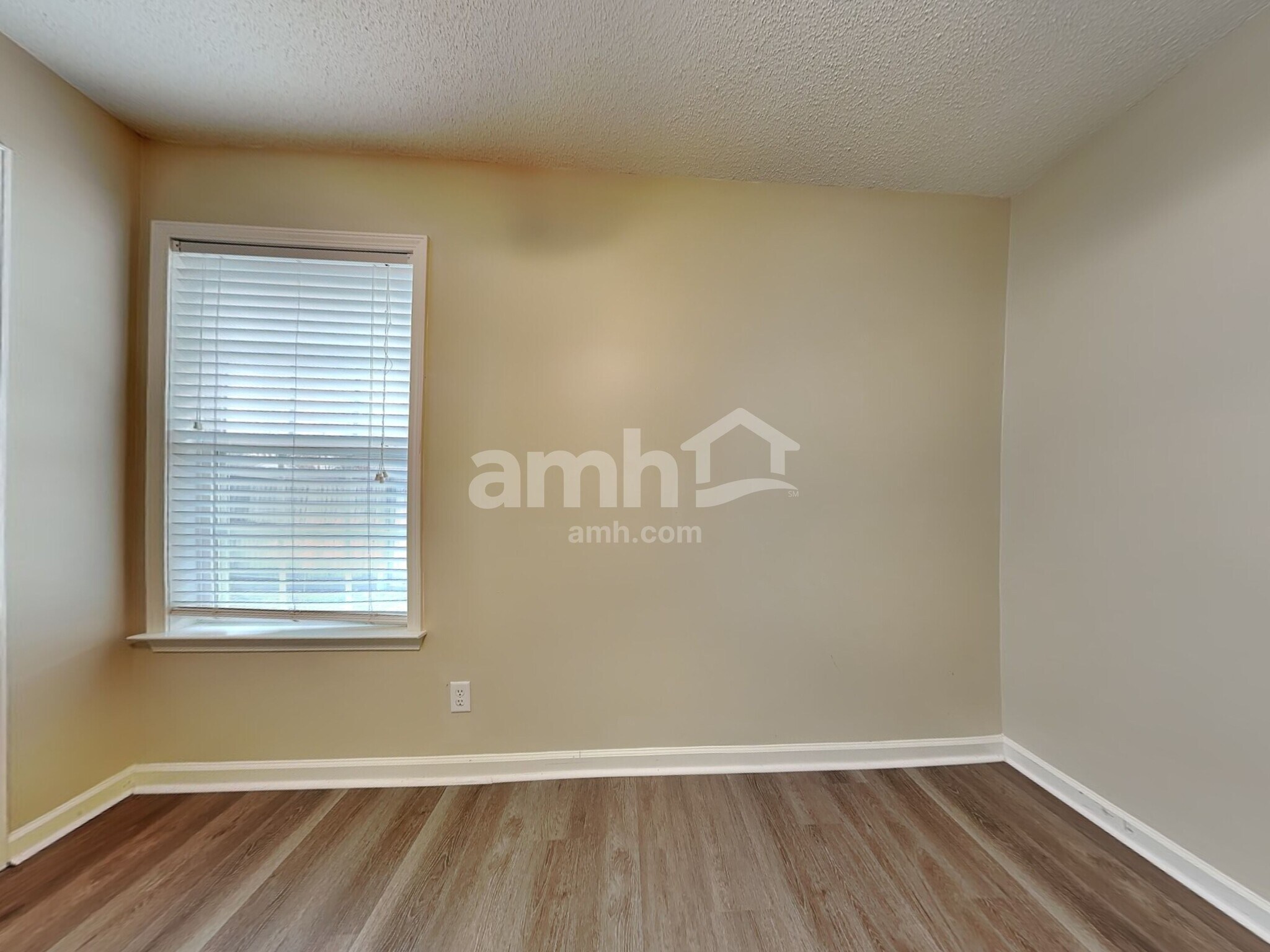 Building Photo - 409 Roberts Way