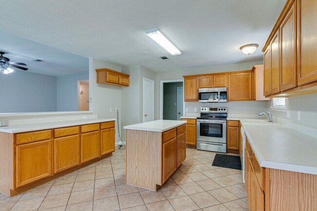 Building Photo - 6718 Valley Branch Dr