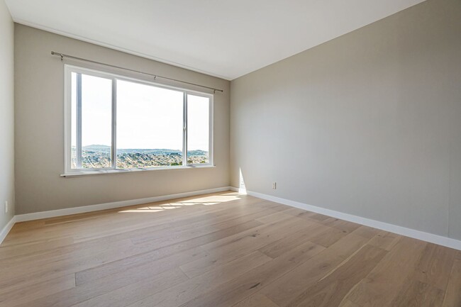 Building Photo - Stunning Three Bedroom Home in Westwood Hi...