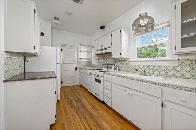 Building Photo - PRE-LEASE for AUGUST 2026 - Sam Hughes Bun...