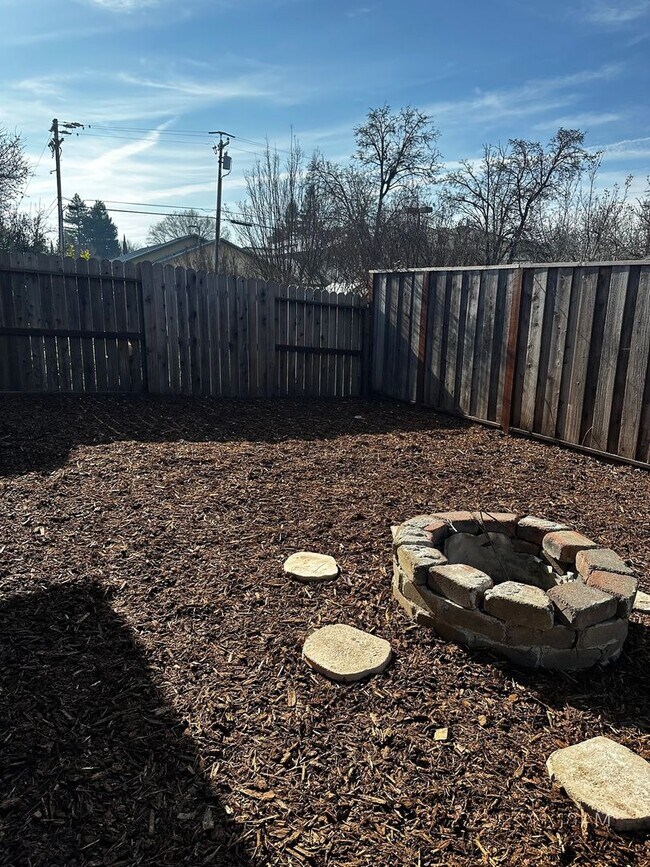 Building Photo - Refreshed 3 Bedroom, 2 Bathroom