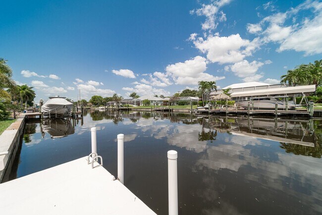 Building Photo - Welcome to your dream rental in Cape Coral! This fully remodeled, MONTH TO MONTH available home.