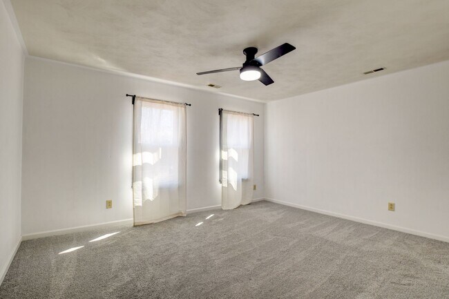 Building Photo - 412 Saddle Ct