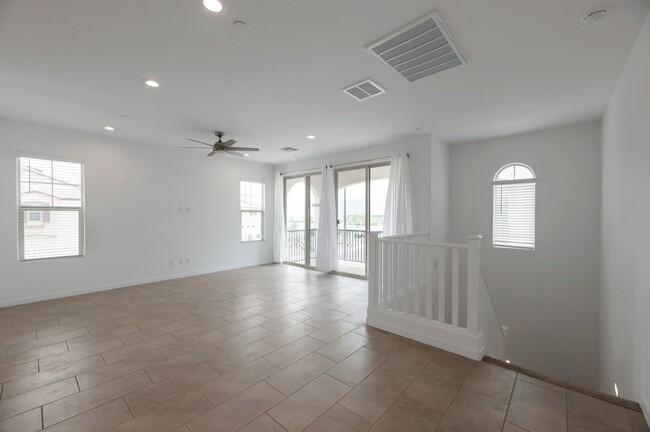 Building Photo - Like Brand New Luxurious Modern 3 Bedroom ...
