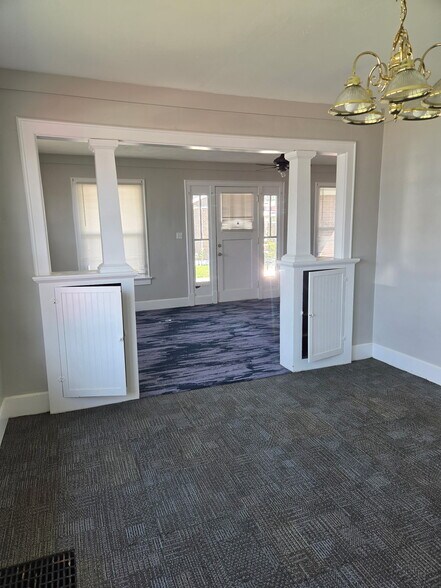 Dining room - 802 N Governor St