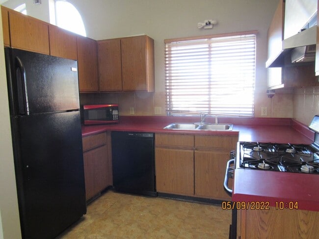 Building Photo - PRICE REDUCED! COMFORTABLE, SINGLE FAMILY HOME!