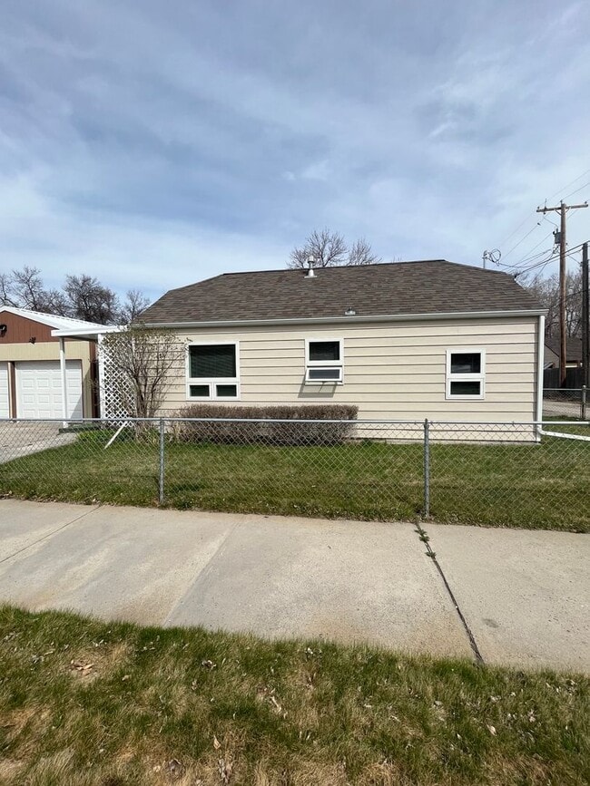 Building Photo - 413 7th St W