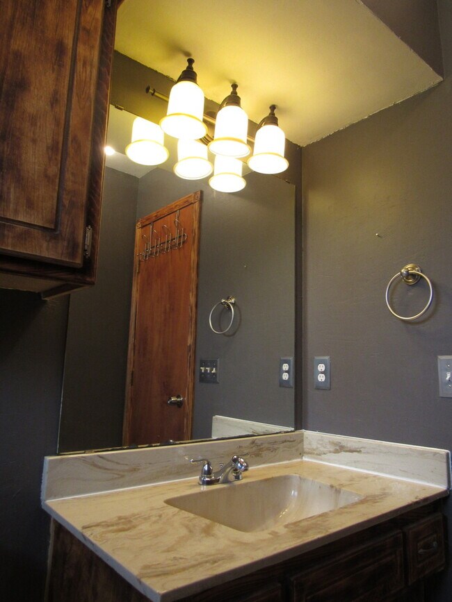 Building Photo - Yukon home for lease!!  3 bed/2 Bathroom w...
