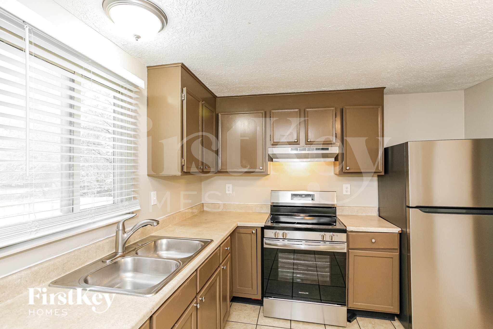 Building Photo - 910 Woodlark Dr