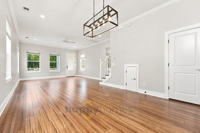 Building Photo - 4613 Oakwood Ave