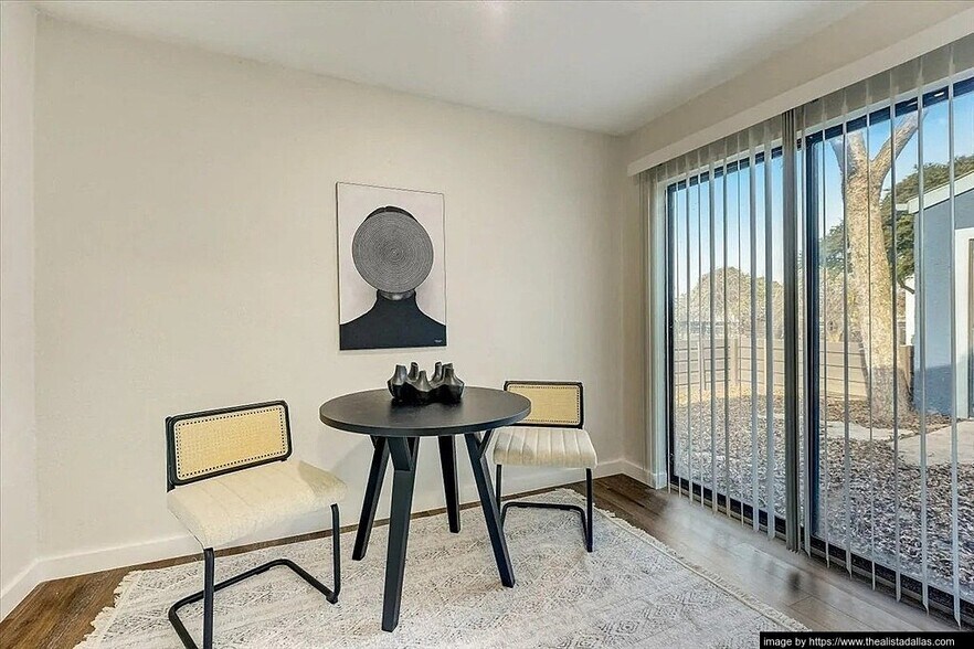 Building Photo - 10028 Royal Ln