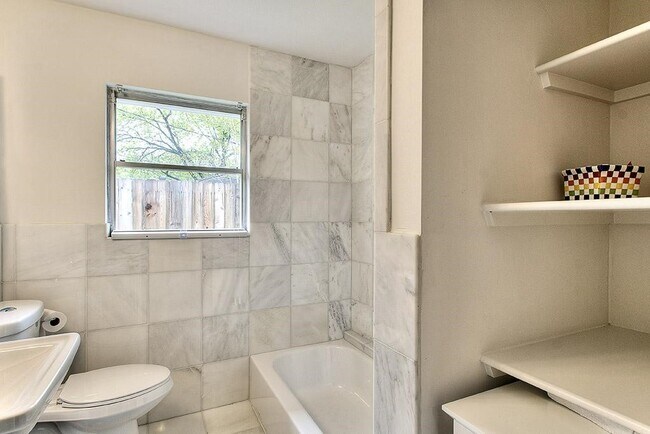 Building Photo - 3110 Deal St