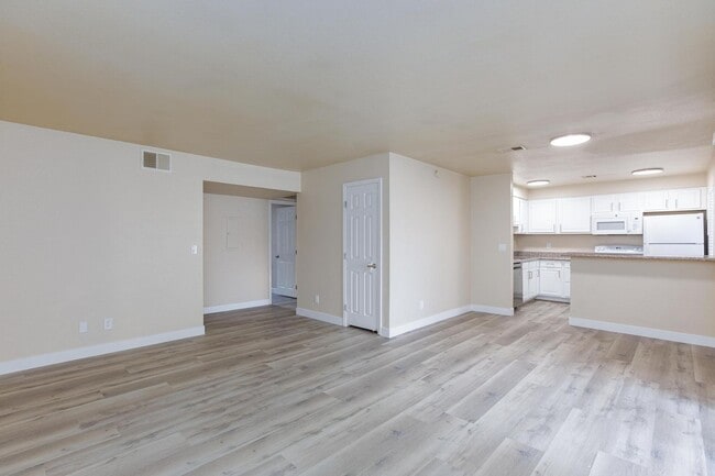 Building Photo - Freshly Renovated 2-Bedroom Las Vegas Condo