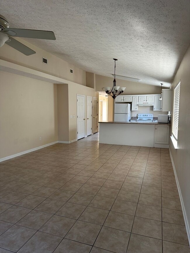 Building Photo - 3 Bed 2 Bath located in the Palm Cove Community!