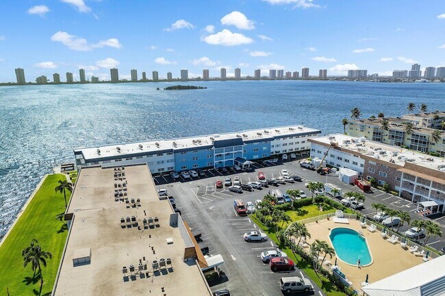 Building Photo - 100 Shore Ct