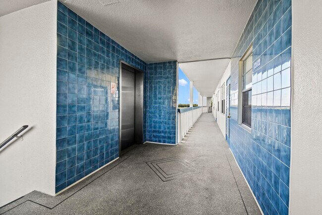 Building Photo - 4047 Lincoln A