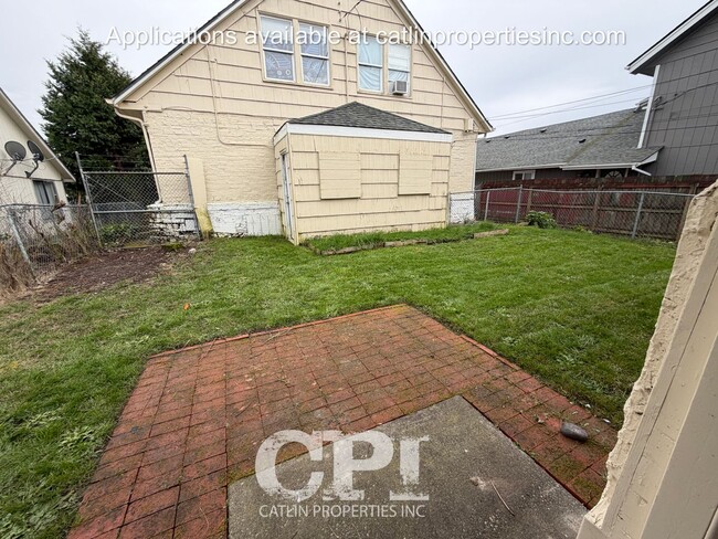 Building Photo - 323.5 15th Ave