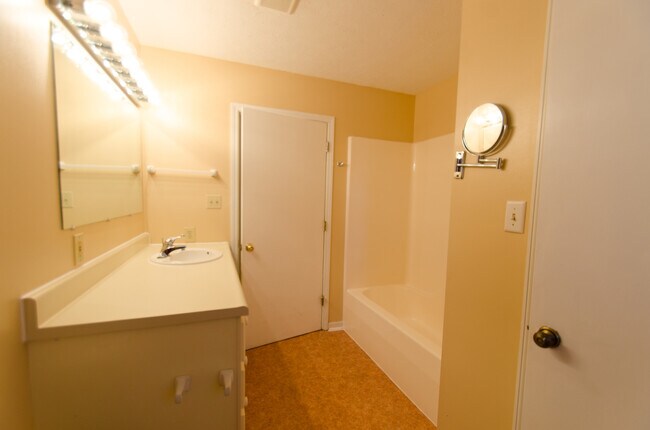 Building Photo - 4 bedroom, 2.5 bath: Available August 2026