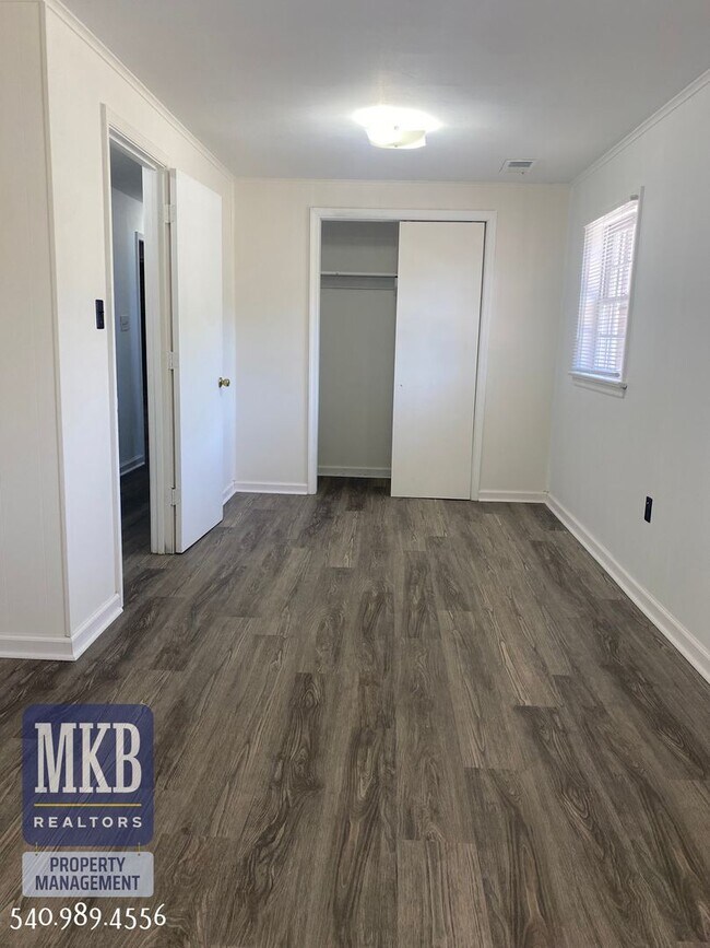 Building Photo - 4 Bedrooms, 2.5 Baths, Split Foyer, Locate...