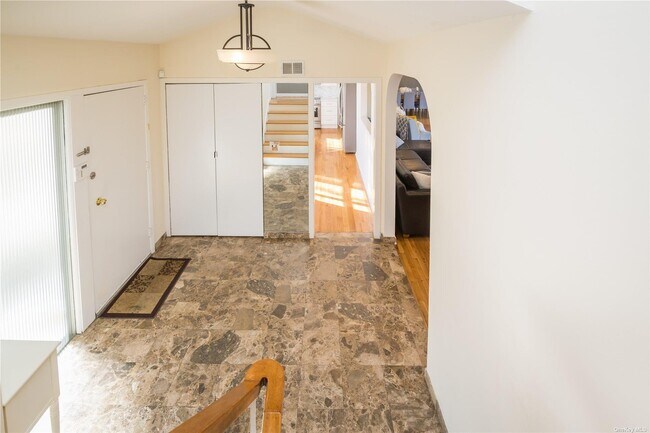 Building Photo - 119 Hicks Ln