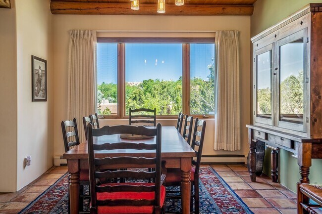 Building Photo - Northside Santa Fe Home